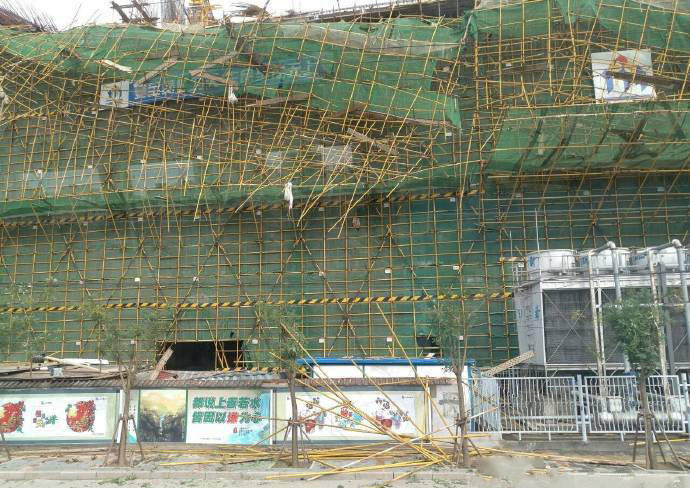 北京扣件式钢管脚手架工地坍塌，造成一定伤亡，引发业内关注